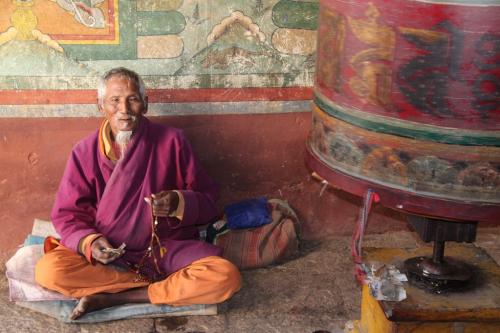 Buthan - Gebedsmolen & Oude man