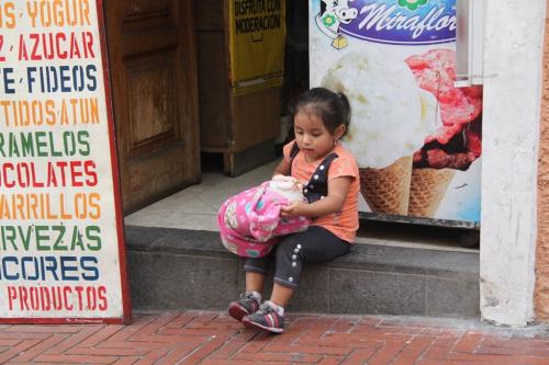 Ecuador - Kind met pop