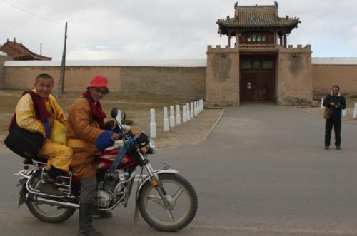 Mongolia- Monnik op bromfiets