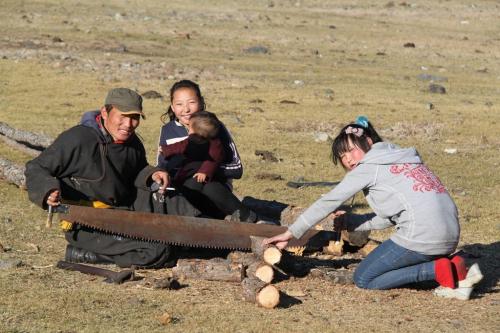 Nomaden - kinderen zagen hout