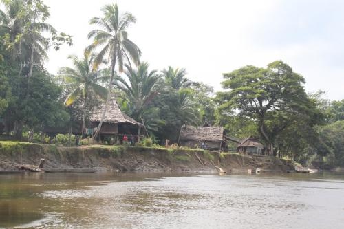 PNG - dorp rivier 1