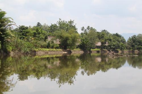 PNG - huizen aan rivier