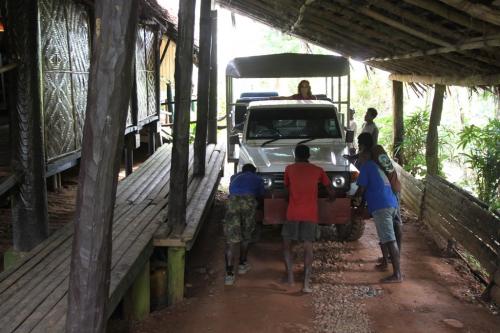 PNG - pushing jeep