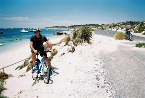 Rottness Island - erwin on bike