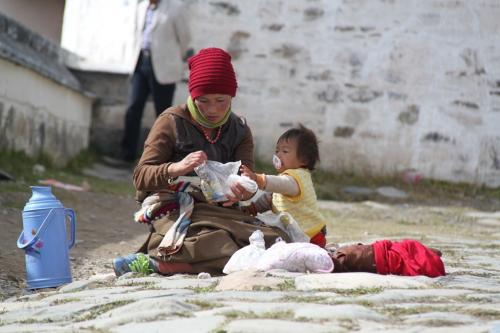 Tibet - Picnic moeder en dochter